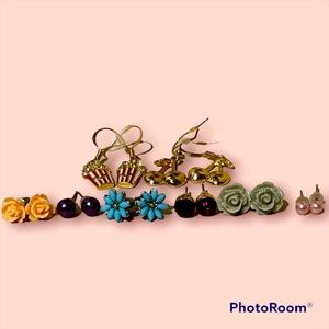 8 pairs of earrings in a variety of styles ✨.